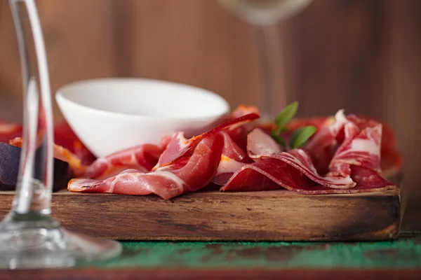 Správní rada nejrůznějších uzený maso, olivový olej — Stock fotografie