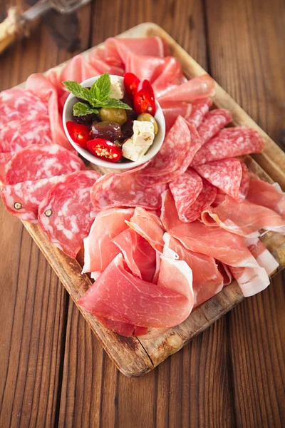 Antipasti-Platte mit gepökeltem Fleisch — Stockfoto