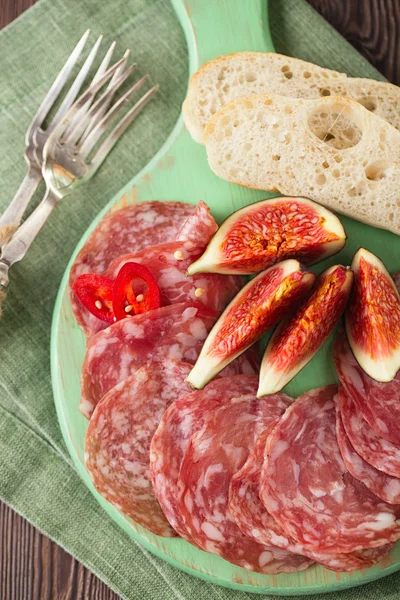 Fleischplatte mit gepökeltem Fleisch und Feigen — Stockfoto