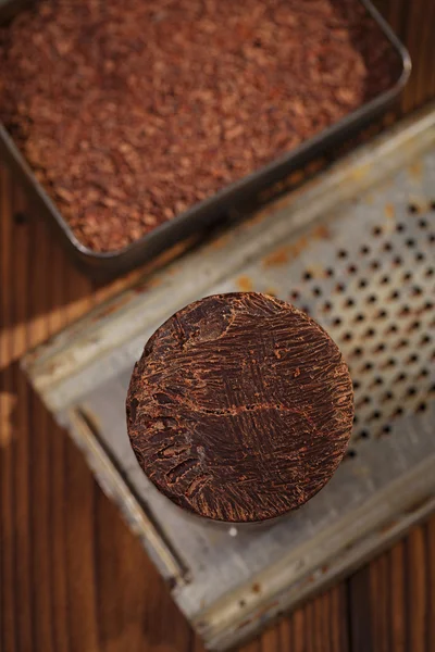 Roasted cocoabeans and solid chocolate — Stock Photo, Image