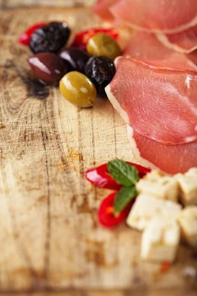 Fleischplatte mit gepökeltem Fleisch — Stockfoto