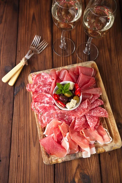 Antipasti-Platte mit gepökeltem Fleisch — Stockfoto