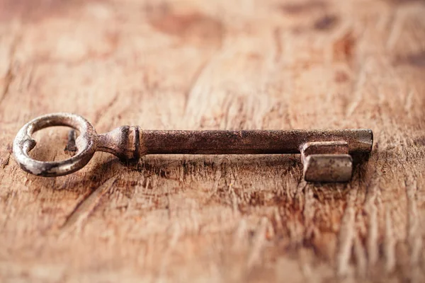 Velký rezavý vinobraní kovový klíč — Stock fotografie
