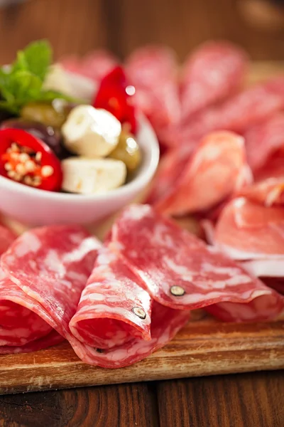 Antipasti-Platte mit gepökeltem Fleisch — Stockfoto