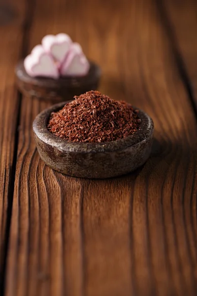 Fijn geraspte chocolade en hart marshmallow snoepjes — Stockfoto