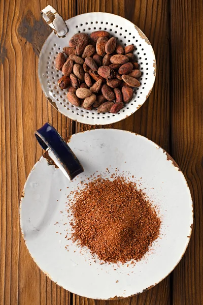 Cacao en polvo y cacao tostado granos de chocolate — Foto de Stock