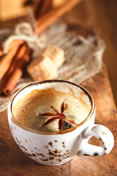 Una tazza di caffè speziato con stella anis — Foto Stock