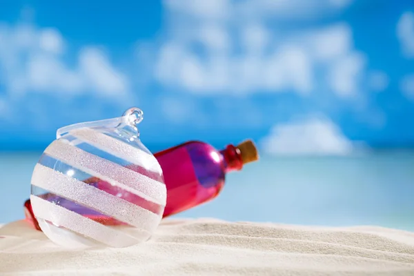 Блискучий різдвяний скляний м'яч і пляшка — стокове фото