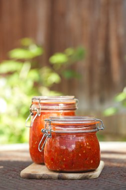 kavanoz ev yapımı klasik baharatlı domates salsa