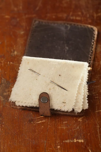 Livro de agulhas de couro vintage — Fotografia de Stock