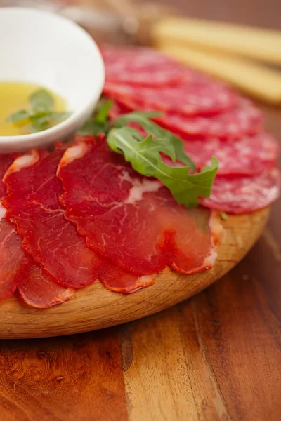 Tavola di legno di salumi assortiti — Foto Stock