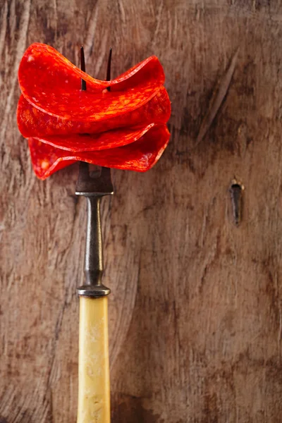 Chorizo pamplona salame em garfo de carne — Fotografia de Stock