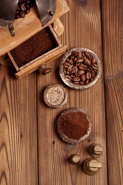 A régi vas-súlyok reszelt kávé — Stock Fotó