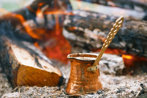 Hacer café en la chimenea — Foto de Stock