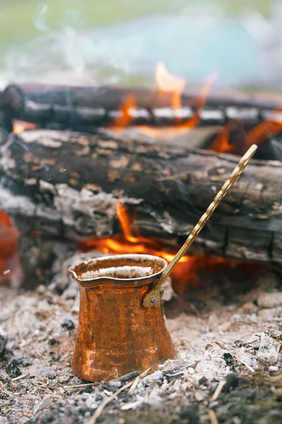 Hacer café en la chimenea — Foto de Stock