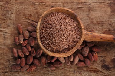 Eski tahta kaşık rendelenmiş Bitter çikolata