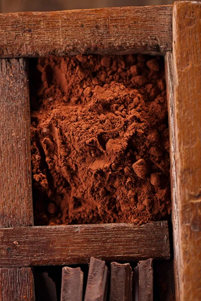 Cocoa powder in old spicy box — Stock Photo, Image