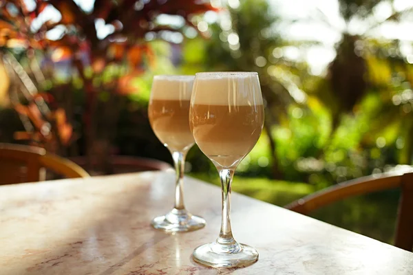 高脚玻璃杯中的西班牙咖啡拿铁 — 图库照片