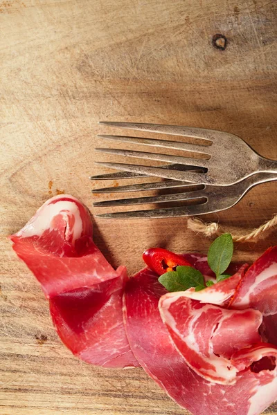 腌的肉和老式的叉子 — 图库照片