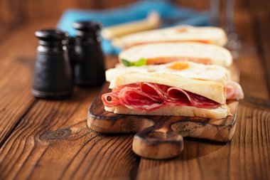 Tedavi et ve ciabatta ekmek