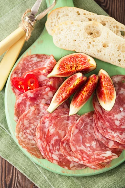 Fleischteller mit gepökeltem Fleisch und Feigen — Stockfoto