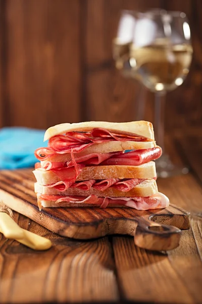 Carne curada y pan de ciabatta — Foto de Stock