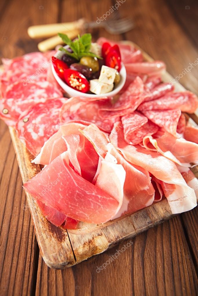 Antipasti Piatto di Salumi - Foto Stock: Foto, Immagini ...
