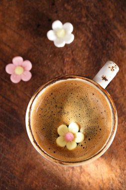 Bir fincan şeker çiçekler ile kahve espresso
