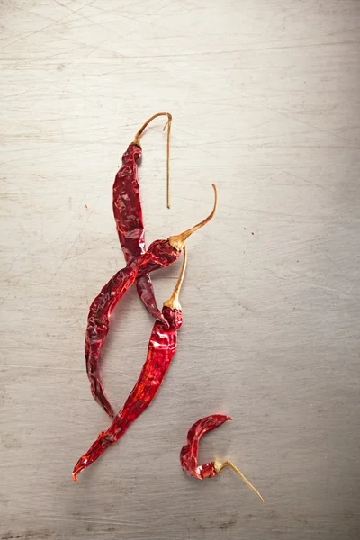 Chiliies inteiros vermelhos secos — Fotografia de Stock