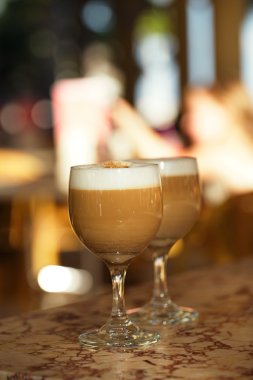 Uzun cam bardak kahve latte