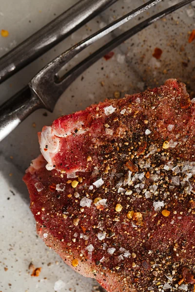 สเต็กเนื้อวัวกับส้อมเนื้อวินเทจ — ภาพถ่ายสต็อก