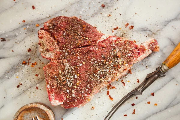 Bistecca di manzo con forchetta di carne vintage — Foto Stock