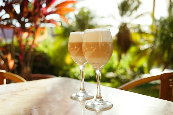 Kaffe latte i högt glas koppar — Stockfoto