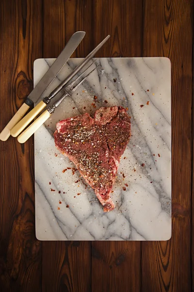 Hovězí steak t-bone — Stock fotografie