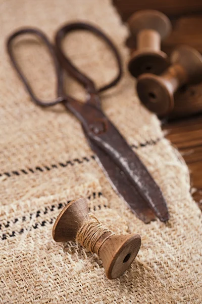 Echt antieke ijzeren schaar met spoelen — Stockfoto