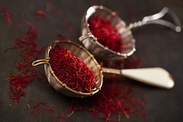 Saffron spice threads and powder — Stock Photo, Image