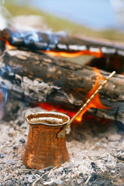 Making coffee in the fireplace — Stock Photo, Image