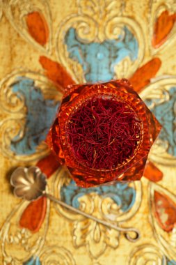 Kabın içinde safran baharat