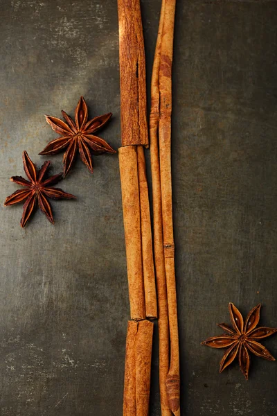 Bastoncini di cannella e stelle di anice — Foto Stock