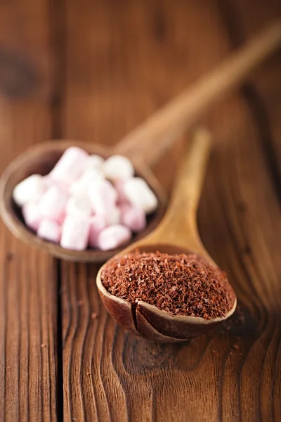 Chocolat et guimauve dans de vieilles cuillères — Photo