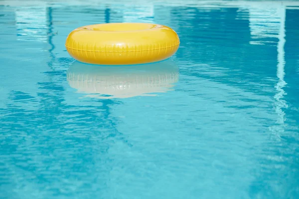 Anillo flotante en la piscina de agua azul — Foto de Stock