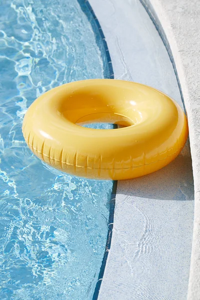 Drijvend ring op blauw water swimpool — Stockfoto