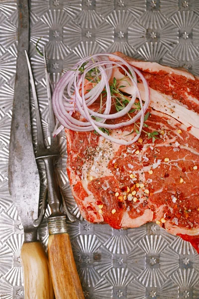 ステーキ ヴィンテージ肉フォークで t ボーン — ストック写真