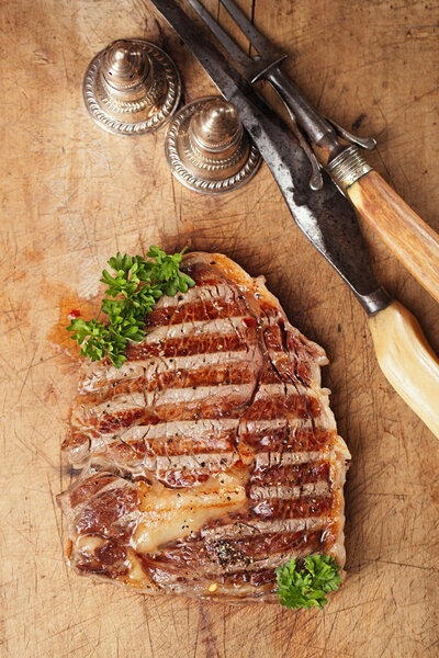 Бифштекс из говядины с вилкой
