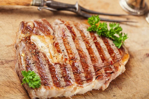 Carne de res con tenedor de carne vintage — Foto de Stock