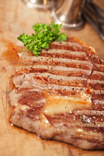 Bife de carne com garfo de carne vintage — Fotografia de Stock