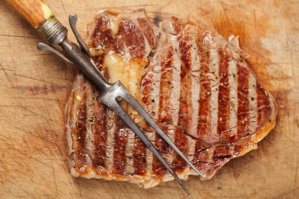 Carne de res con tenedor de carne vintage — Foto de Stock