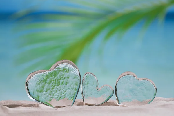 Corações na praia de areia branca — Fotografia de Stock