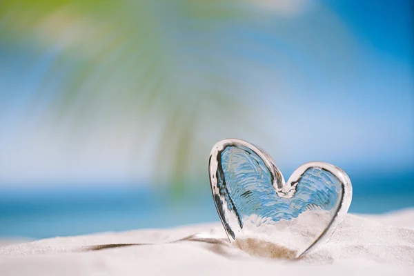 Heart on white sand beach — Stock Photo, Image