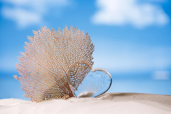 Heart on white sand beach — Stock Photo, Image